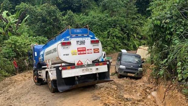 Kondisi jalan rusak di Kubar, Kaltim yang dilalui truk ODOL. Kondisi jalan rusak di Kubar, Kaltim yang dilalui truk ODOL.