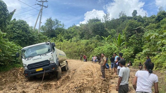 Kondisi jalan rusak di Kubar, Kaltim yang dilalui truk ODOL.