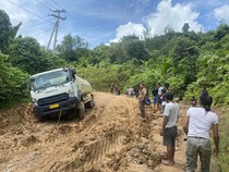 Warga ke Gubernur Kaltim: Harusnya Jalan Diperbaiki Bukan Mobil Dibagusin