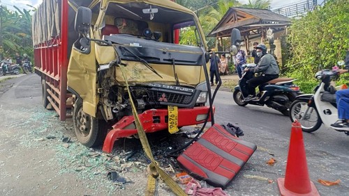 Kondisi truk seusai tabrakan beruntun yang melibatkan empat kendaraan terjadi di Jalan Denpasar-Gilimanuk, Jembrana, Bali.  (Foto: Dok. Polres Jembrana)