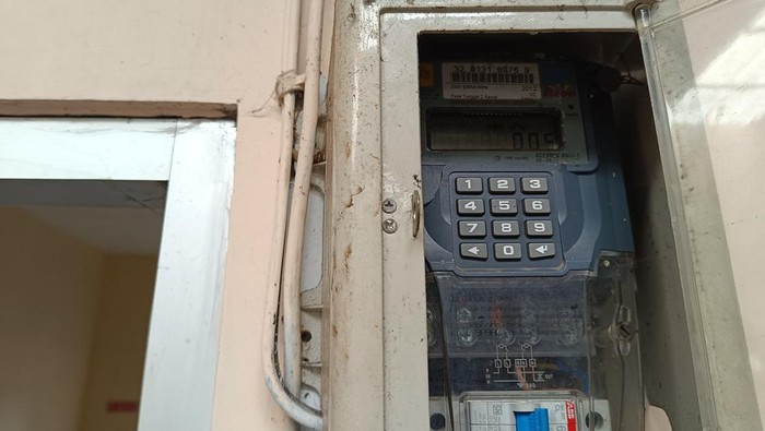 Layanan kantor Desa Patemon, Jember terhenti gegara tak mampu beli token listrik