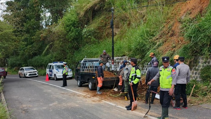 Longsor di Jalur Sarangan Cemoro Sewu, Magetan. Pengendara diminta waspada selama proses pembersihan.