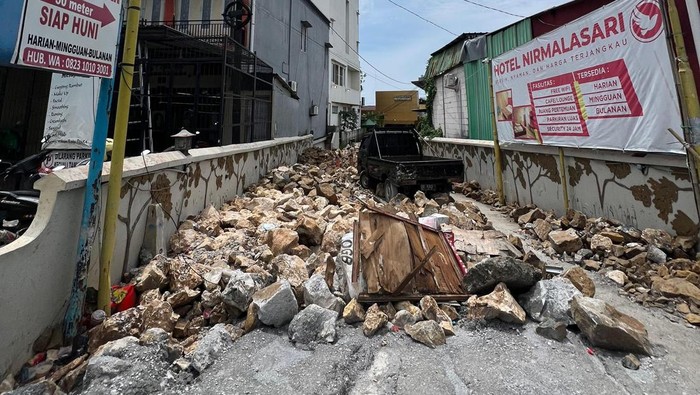 Camat Tamalanrea, Andi Patiroi, menyatakan penutupan jalan menuju Wisma Nirmalasari di luar kewenangannya, terkait sengketa lahan dengan Hotel Grand Puri.
