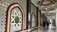 Masjid ini dibangun dengan arsitektur timur tengah. Dinding-dindingnya dihiasi ornamen khas Timur Tengah dengan warna putih. Bagian dinding dan lantai, materialnya banyak terbuat dari marmer.