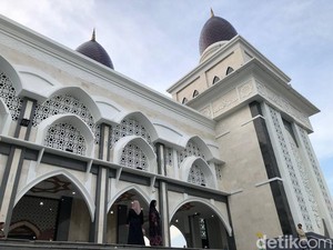 Doa Keluar Masjid Versi Panjang dan Pendek Lengkap dengan Artinya