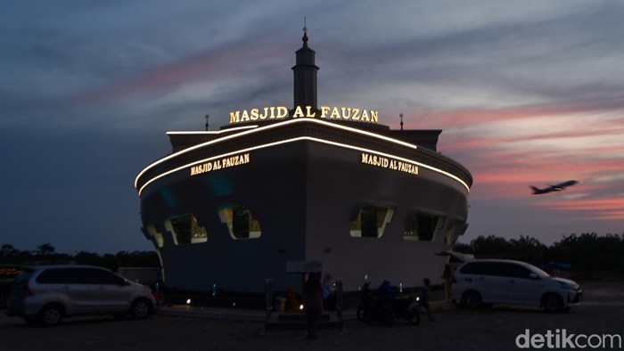 Pengunjung singgah untuk berbuka puasa dan Shalat Maghrib di Masjid Al Fauzan, Nagari Katapiang, Padang Pariaman, Sumatera Barat, Sabtu (28/2/2026). Masjid dengan bentuk kapal pesiar setinggi 28 meter yang berada tidak jauh dari Bandara Internasional Minangkabau (BIM) itu sudah dibuka untuk umum meskipun masih dalam tahap penyelesaian pembangunan. ANTARA FOTO/Fitra Yogi/wsj.