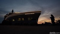 Masjid berbentuk kapal pesiar setinggi 28 meter itu berada tidak jauh dari Bandara Internasional Minangkabau dan menjadi perhatian masyarakat. ANTARA FOTO/Fitra Yogi