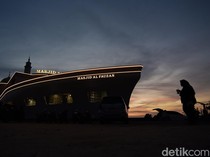 Masjid Kapal Pesiar Menarik Jemaah untuk Singgah