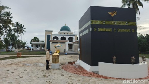 Masjid Raudhatul Jannah, atau yang lebih dikenal dengan sebutan Masjid Pantai Bali, di Banjar Rening, Desa Cupel, Kecamatan Negara.