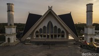 Cahaya senja menyinari bangunan masjid yang berdiri di kawasan pesisir tersebut. ANTARA FOTO/Wahdi Septiawan