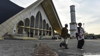 Masjid yang diresmikan pada Februari 2021 itu dibangun tanpa kubah dengan gaya arsitektur Turki Usmani. ANTARA FOTO/Wahdi Septiawan