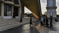 Keunikan desainnya menjadikan masjid ini menarik perhatian pengunjung dan jemaah. ANTARA FOTO/Wahdi Septiawan