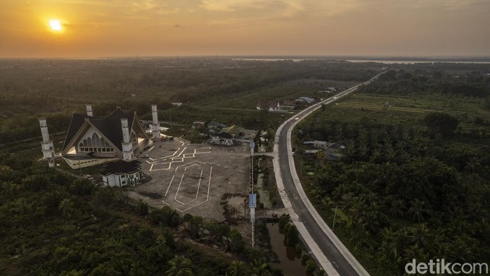 Foto udara suasana menjelang matahari terbenam di Masjid Syaikh Utsman, Tungkal Ilir, Tanjung Jabung Barat, Jambi, Sabtu (28/2/2026). Masjid yang menjadi ikon wisata religi salah satu kabupaten pesisir di Jambi dan diresmikan penggunaannya pada Februari 2021 itu dibangun tanpa kubah dengan gaya arsitektur Turki Usmani. ANTARA FOTO/Wahdi Septiawan/wsj.