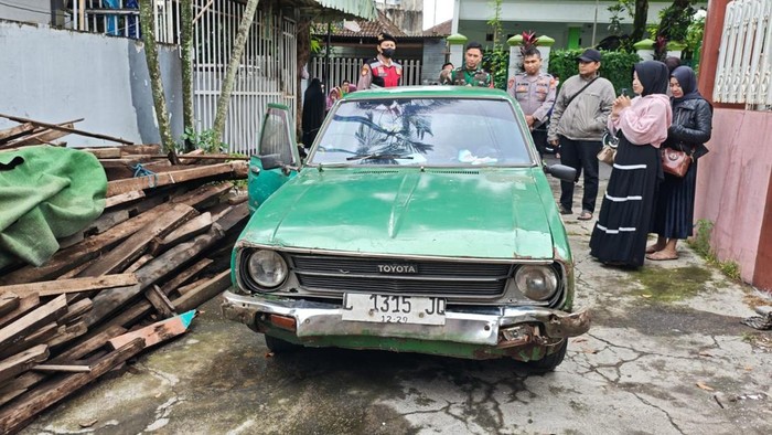 Evakuasi mayat kakek yang ditemukan dalam sedan Toyota Corolla di Jalan Kawi Selatan, Kelurahan Bareng, Kecamatan Klojen, Kota Malang