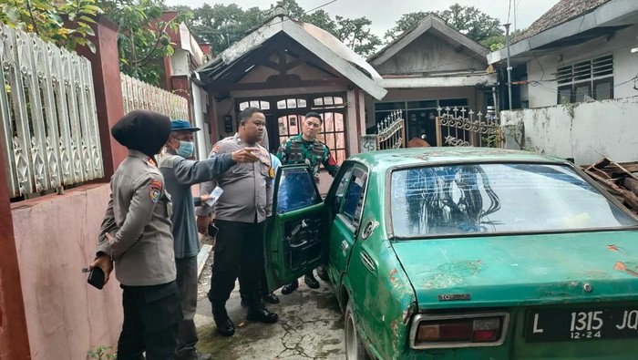 Evakuasi mayat kakek yang ditemukan dalam sedan Toyota Corolla di Jalan Kawi Selatan, Kelurahan Bareng, Kecamatan Klojen, Kota Malang