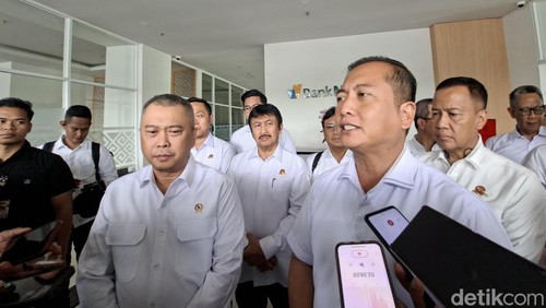 Menhub Dudy Purwagandhi didampingi Gubernur NTB Lalu Muhamad Iqbal seusai rapat di Bank NTB Syariah, Sabtu (28/2/2026). (Foto: Ahmad Viqi/detikBali).