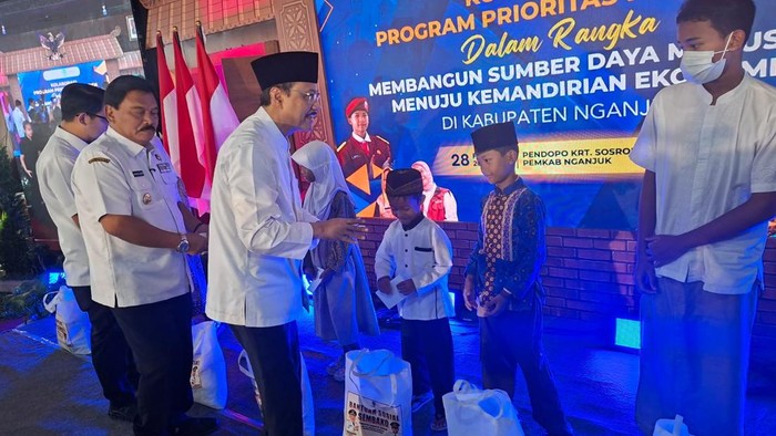 Mensos Gus Ipul memberikan santunan kepada anak yatim saat kunker di Nganjuk