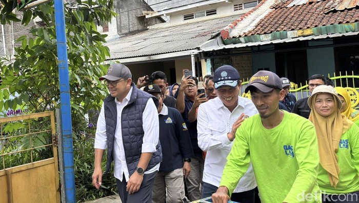 Menteri Lingkungan Hidup Hanif Faizol saat meninjau program Gaslah di Kelurahan Antapani Tengah, Kota Bandung