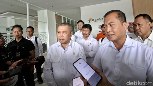 Menteri Perhubungan Dudy Purwagandhi didampingi Gubernur NTB Lalu Muhamad Iqbal seusai rapat persiapan mudik Lebaran di Bank NTB Syariah, Sabtu (28/2/2026). (Foto: Ahmad Viqi/detikBali)