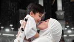 Tangis Nathalie Holscher Cium Kabah saat Umrah dengan Anak