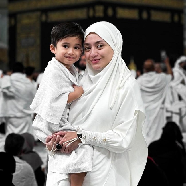 Masyaallah Full Senyum... Momen Nathalie Holscher dan Anak Jalani Umrah