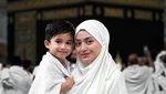 Tangis Nathalie Holscher Cium Kabah saat Umrah dengan Anak