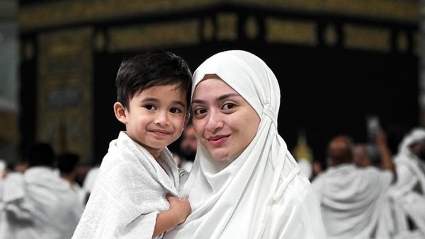 Masyaallah Full Senyum... Momen Nathalie Holscher dan Anak Jalani Umrah