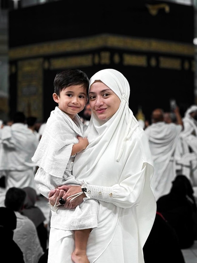 Masyaallah Full Senyum... Momen Nathalie Holscher dan Anak Jalani Umrah