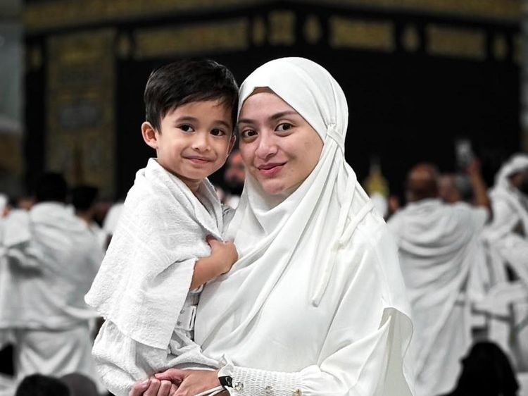 Masyaallah Full Senyum... Momen Nathalie Holscher dan Anak Jalani Umrah