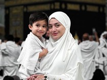 Masyaallah Full Senyum... Momen Nathalie Holscher dan Anak Jalani Umrah