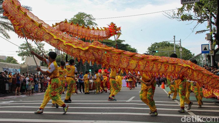 Jalan Lapangan Banteng, Jakarta Pusat, dipadati warga yang ngabuburit sambil menyaksikan Parade Imlek Nusantara, Sabtu (28/2/2026).