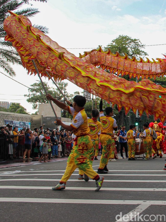 Ngabuburit Sambil Saksikan Parade Imlek Nusantara