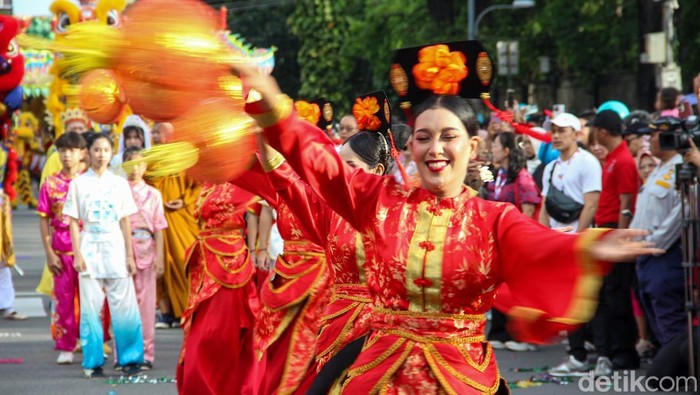 Jalan Lapangan Banteng, Jakarta Pusat, dipadati warga yang ngabuburit sambil menyaksikan Parade Imlek Nusantara, Sabtu (28/2/2026).