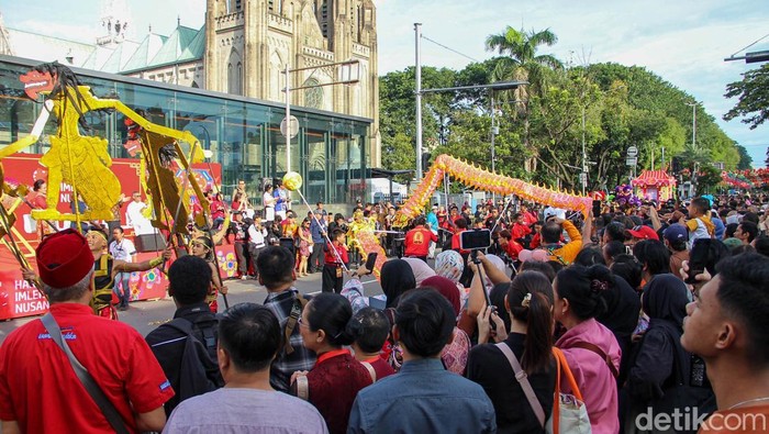 Jalan Lapangan Banteng, Jakarta Pusat, dipadati warga yang ngabuburit sambil menyaksikan Parade Imlek Nusantara, Sabtu (28/2/2026).