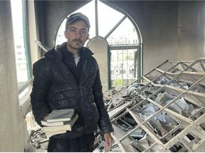 Di Tengah Reruntuhan, Omar Bangun Perpustakaan untuk Anak-anak Gaza