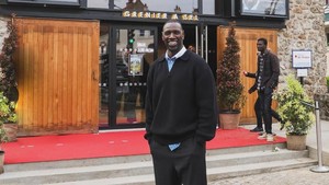 Omar Sy, aktor asal Prancis yang lahir dari ibu Mauritius dan ayah Senegal juga dikenal dalam serial Netflix, Lupin. Ia dikenal sebagai muslim. Foto: Dok.Omar Sy/ Instagram