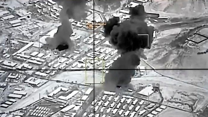 Asap mengepul dalam serangan yang disebut pejabat Pakistan sebagai serangan ke Kabul, Afghanistan, pada 27 Februari 2026 (Reuters)