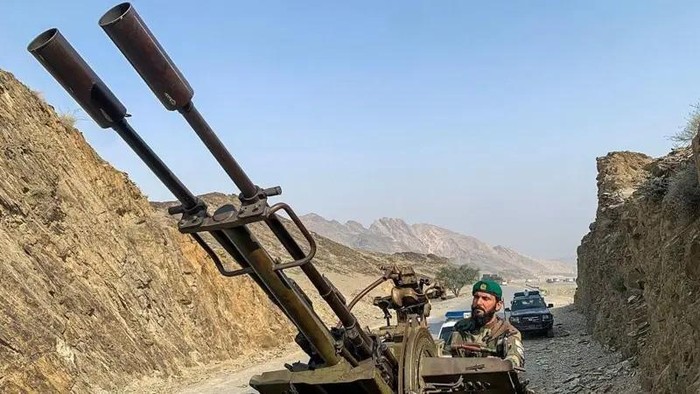 Pasukan Taliban di Afghanistan mengoperasikan senjata anti-pesawat di dekat perbatasan Torkham, Provinsi Nangarhar (AIMAL ZAHIR/AFP VIA GETTY IMAGES)