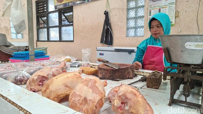 Pedagang daging ayam potong di Pasar Warujayeng, Nganjuk.