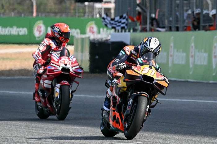 Red Bull KTM Factory Racings Spanish rider Pedro Acosta (R) rides in front of Ducati Lenovo Teams Spanish rider Marc Marquez to win the sprint race of the MotoGP Thailand Grand Prix at the Buriram International Circuit in Buriram on February 28, 20