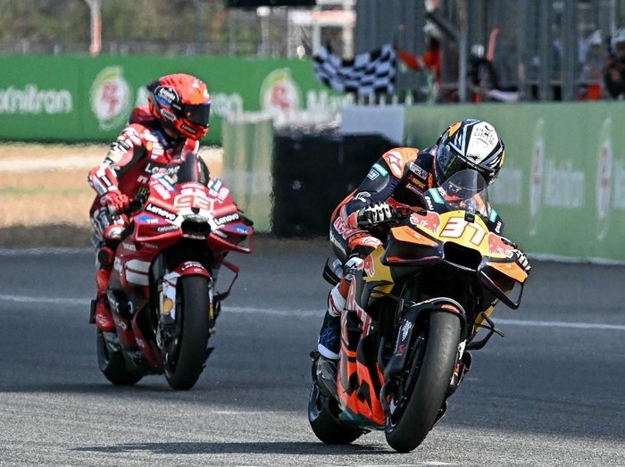 Red Bull KTM Factory Racings Spanish rider Pedro Acosta (R) rides in front of Ducati Lenovo Teams Spanish rider Marc Marquez to win the sprint race of the MotoGP Thailand Grand Prix at the Buriram International Circuit in Buriram on February 28, 20
