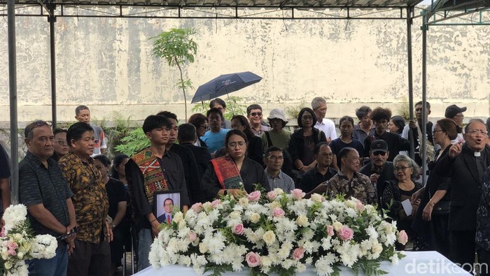 Upacara pemakaman John Tobing di TPU Madurejo, Prambanan, Sleman, Sabtu (28/2) siang.