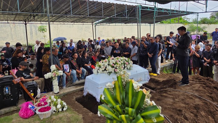 Pemakaman pencipta lagu Darah Juang, John Tobing, di TPU Madurejo, Prambanan, Sleman.