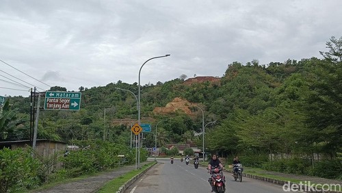 Aktivitas pengerukan bukit di Mandalika yang diduga hendak dikerjakan sebagai vila. Foto: (Edi Suryansyah/detikBali)