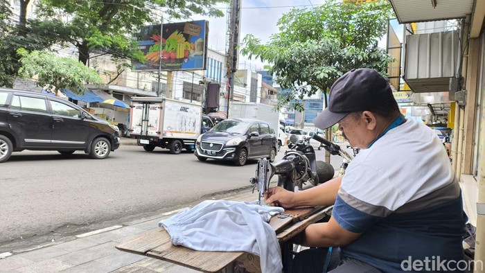 Penjahit di Kosambi Bandung.