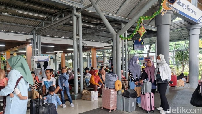 Penumpang memadati peron stasiun Gubeng sesaat sebelum kedatangan kereta