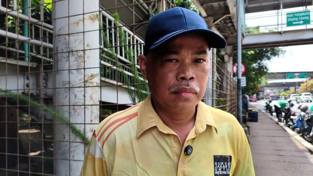 Petugas sempat mendapati empat pria di Taman Kota Cawang Jaktim yang heboh jadi sarang asusila. (Kurniawan F/detikcom)