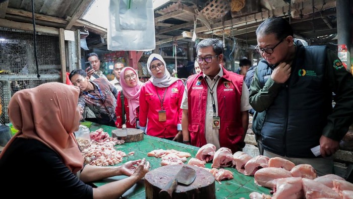 Dirreskrimsus Polda Jatim Kombes Kombes Roy H.M. Sihombing sidak ke pasar pastikan Minyakita aman