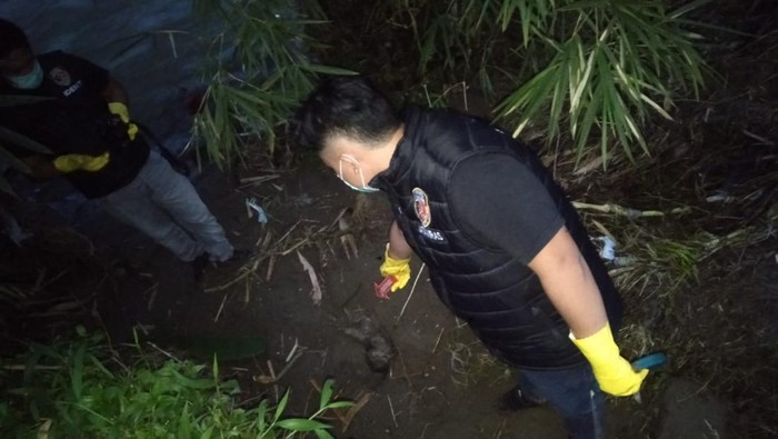 Polisi evakuasi jasad bayi malang di Cianjur