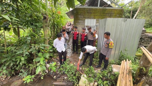 Polisi melakukan olah TKP penemuan balita yang hanyut di sungai wilayah Lombok Barat, NTB, Sabtu (28/2/2026). (Foto: Dok Polresta Mataram)